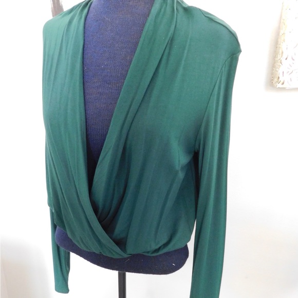 Solid Ruched Plunging Neck Tee - Picture 4 of 5